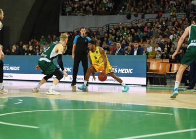 Imagen secundaria 1 - Imágenes del partido entre el Slask Wroclaw y el Granca Canaria. 