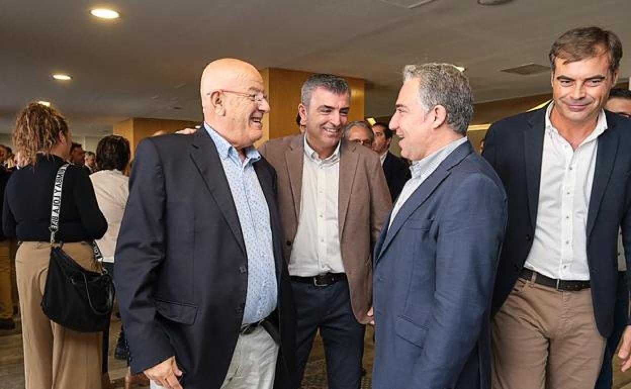 Manuel Domínguez, Fernando Enseñat y Elías Bendodo departen con el presidente de la patronal majorera, Antonio Hormiga, en la convención nacional sobre turismo celebrada en Fuerteventura este miércoles. 