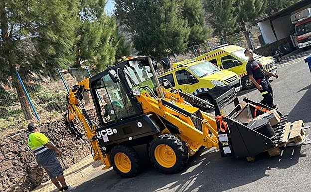 La nueva excavadora refuerza la flota de vehículos de Medio Ambiente de Pájara. 