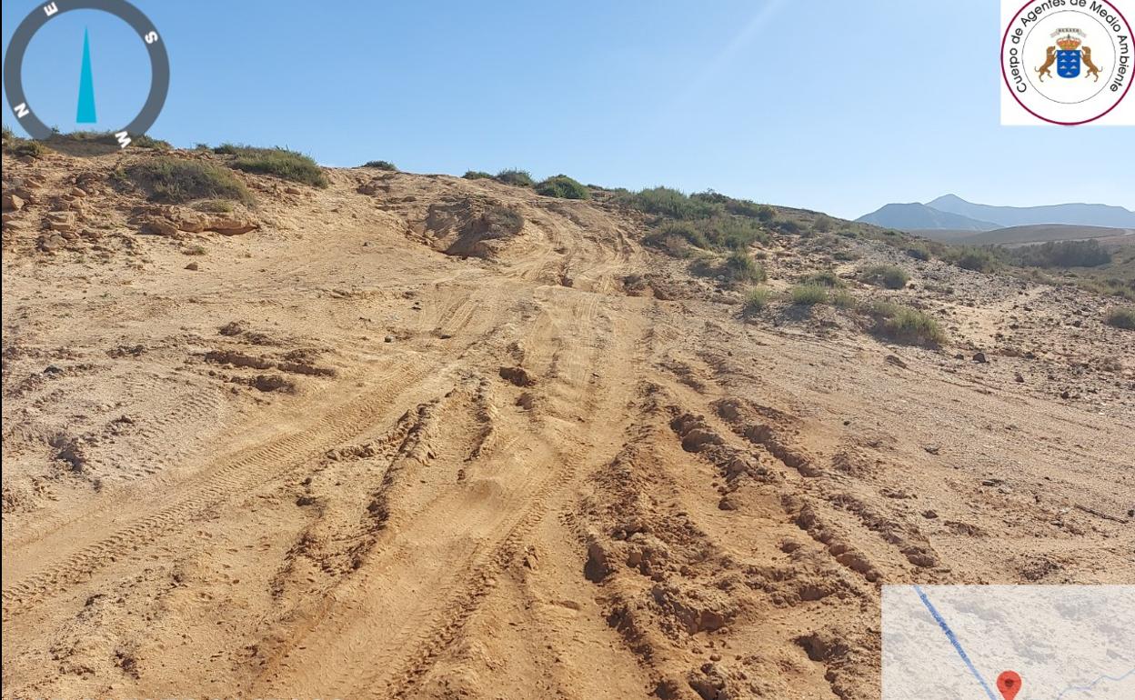Huellas de la caravana de vehículos 4x4 en el barranco de los Enamorados o los Encantados, en Lajares, donde está prohibido circular por tratarse de estar catalogado como BIC desde 2008. 