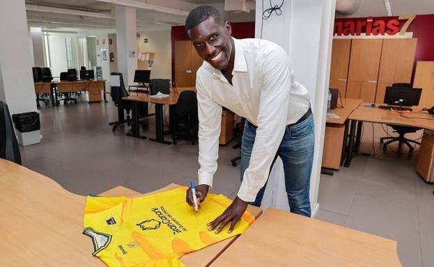 Sitapha Savané firma una camiseta del Granca en una visita a Canarias7. 
