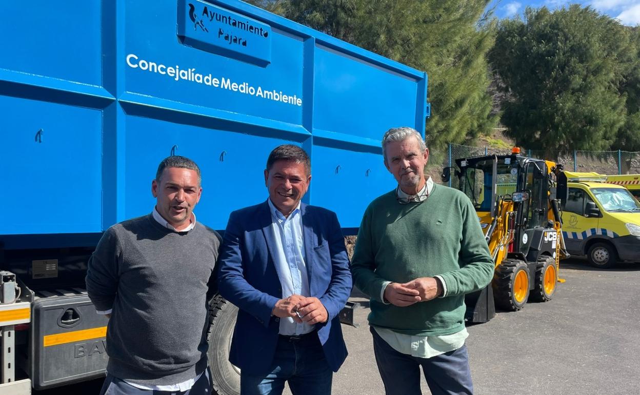 Pedro Armas, alcalde de Pájara, con dos ediles y la nueva máquina. 