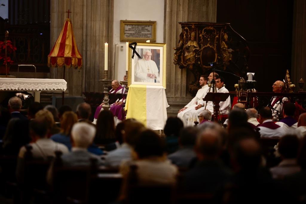 Misa por el eterno descanso del Papa Emérito Benedicto XVI en la Catedral de Santa Ana