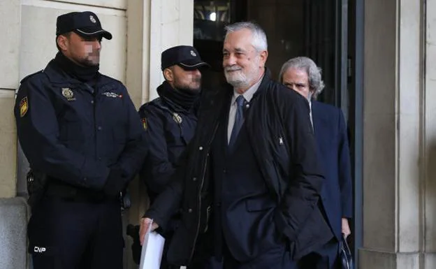 El expresidente de Andalucía, en una sesión del juicio en Sevilla.