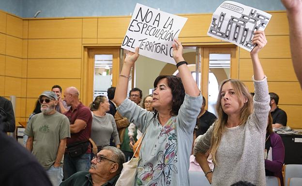 Ciudadanas protestan por el interés insular del Dreamland, en el pleno del 29 de noviembre. 