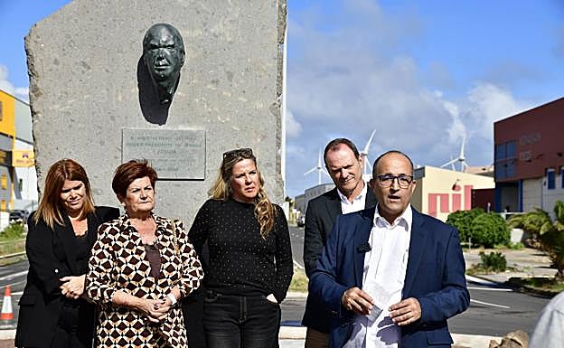 Chano Navarro, el escultor, se dirige a los asistentes en presencia de la familia y del alcalde de Agüimes, Óscar Hernández. 