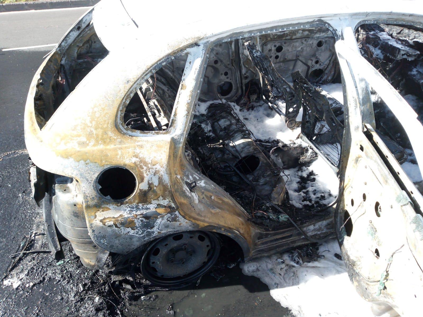 Imagen principal - Arde un vehículo en Vecindario