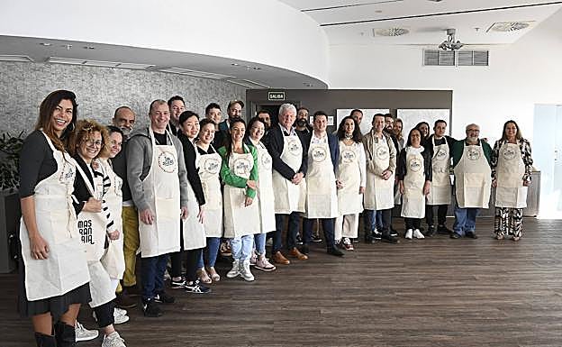 Foto de familia junto a los hosteleros presentes en la guía. 