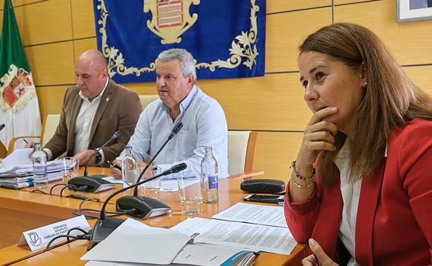 Lola García, portavoz de CC, con el grupo de gobierno al fondo: el presidente Sergio Lloret y el consejero Juan Nicolás Cabrera. 
