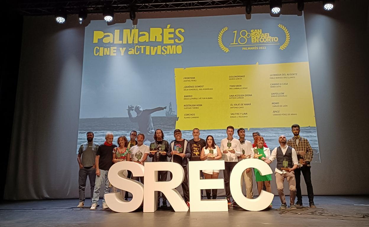 Foto de familia de los realizadores de la última edición con sus Camaritos. 