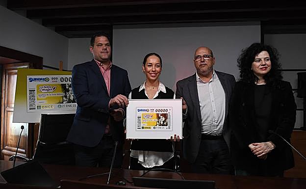 La ONCE entregó una réplica del cupón a la consejera de Cultura. 