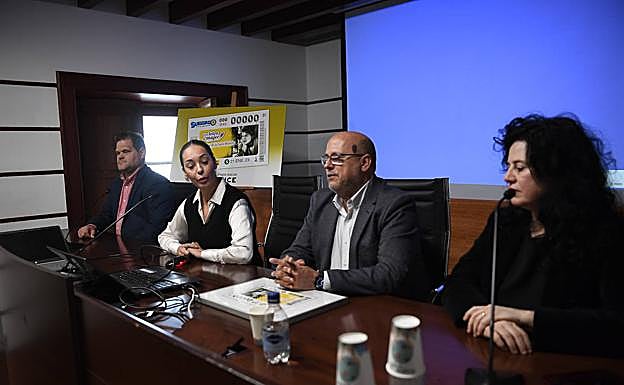 La consejera de Cultura del Cabildo de Gran Canaria, Guacimara Medina, presenta el cupón junto al delegado territorial de la ONCE en Canarias, José Antonio López (a su izq.); el presidente del consejo territorial de la ONCE en Canarias, Miguel Ángel Déniz (a su dch.); y la directora de la Casa Museo Pérez Galdós, Victoria Galván. 