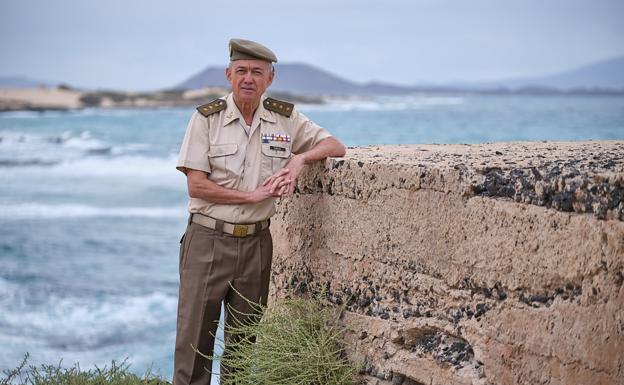 El coronel, en la playa del Moro (Corralejo), con Lobos al fondo. 