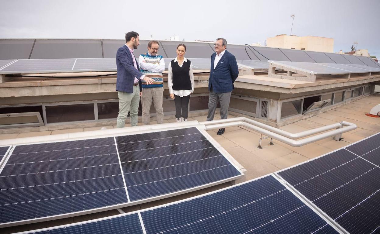 El Cabildo presentó este miércoles la nueva planta fotovoltaica de la cubierta del Teatro Cuyás. 