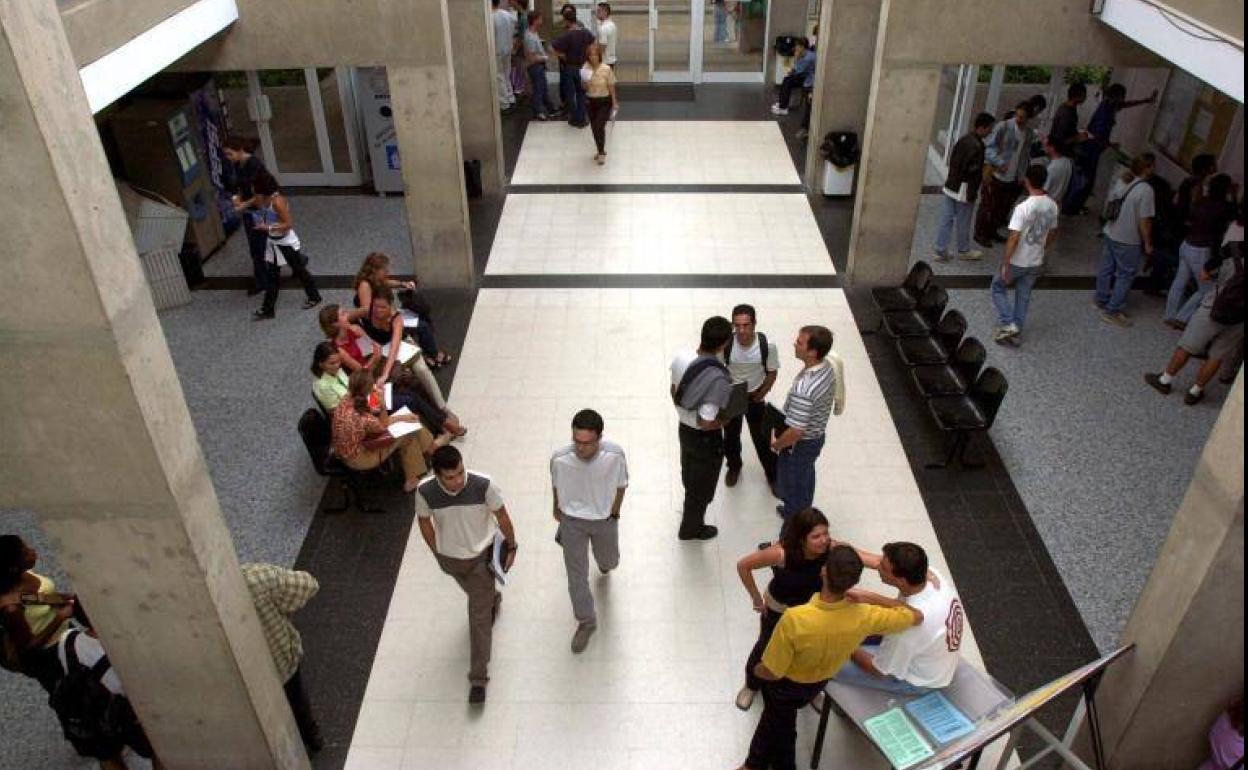 Estudiantes en una facultad del campus universitario de Tafira. 