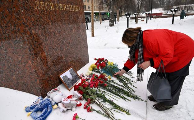 Moscovitas desafían al Kremlin con ofrendas en recuerdo de las víctimas de Dnipró