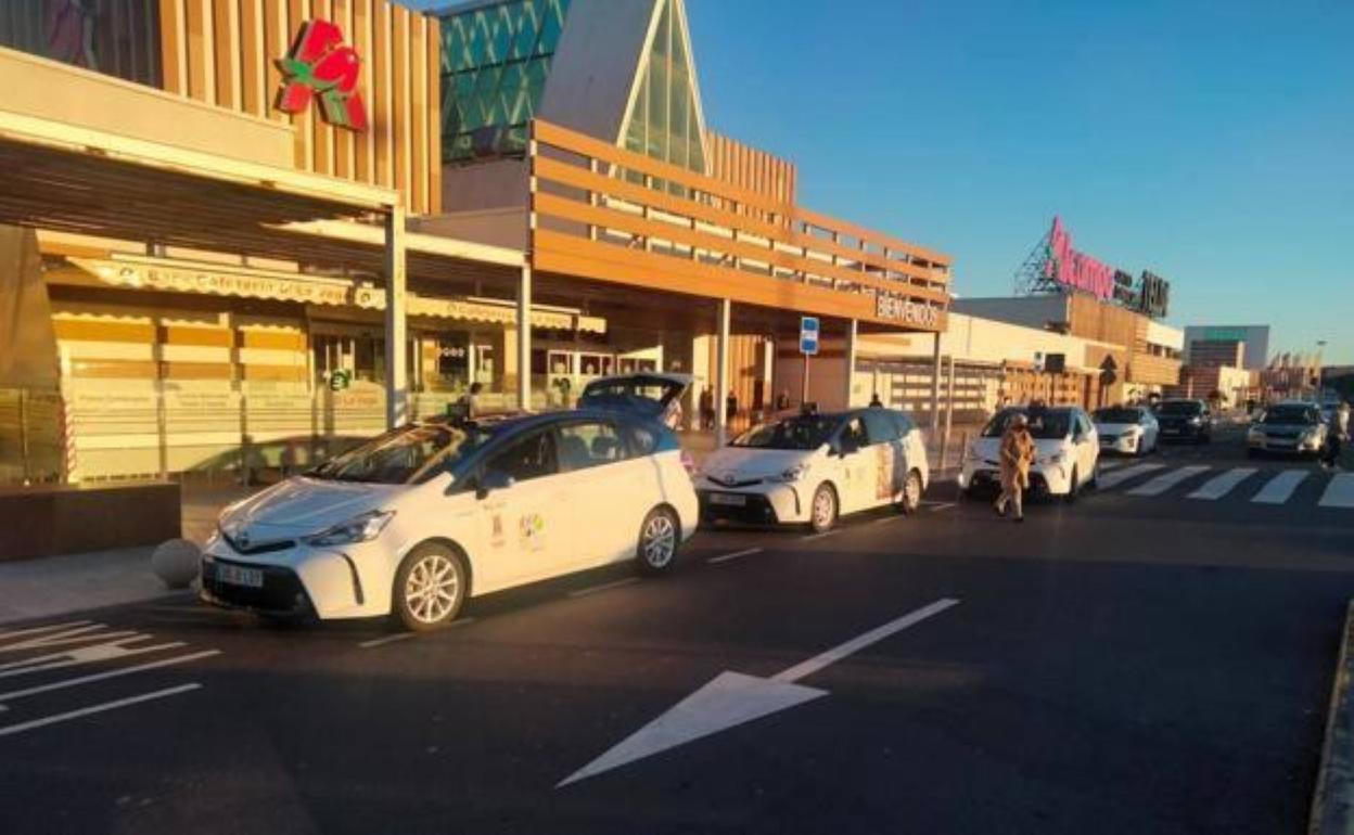 Los taxistas solicitan una subida «real» que hagan rentable trabajar en el municipio. 