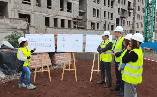 Durante la visita de la obras de las viviendas. 