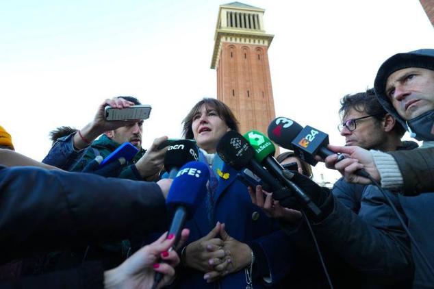 La presidenta de JxCat, Laura Borràs, atiende a los medios desde la manifestación contra la cumbre.
