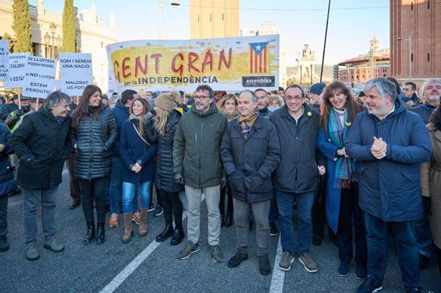 El portavoz de Junts, Josep Rius; el secretario general de Junts, Jordi Turull; la presidenta de Junts, Laura Borràs y el líder de Junts en el Parlament, Albert Batet, posan durante la manifestación.