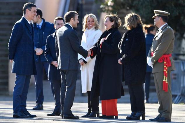 Macron saluda a la alcaldesa de Barcelona, Ada Colau.