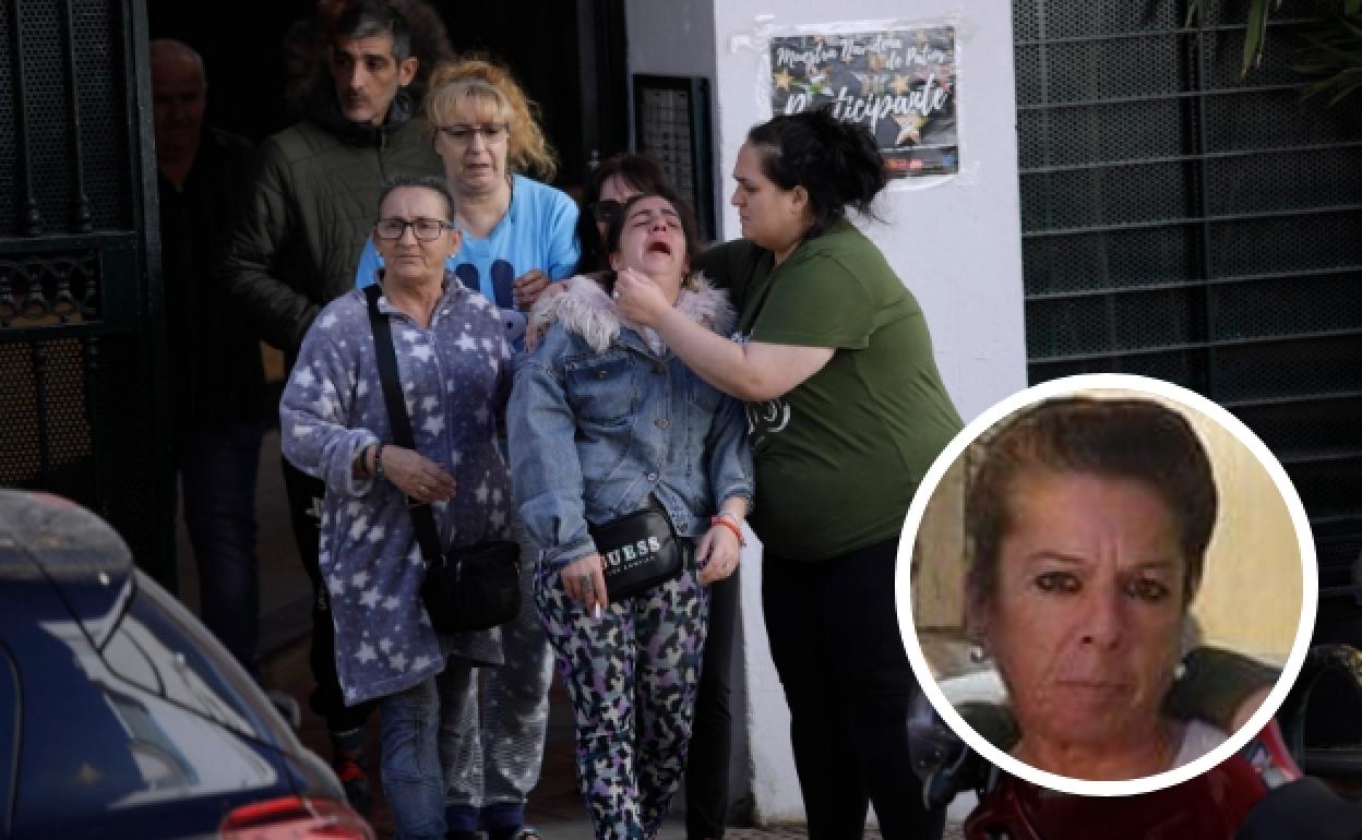 Familiares de la víctima, al salir del domicilio tras confirmarse el fallecimiento de Antonia, en la foto detalle. 