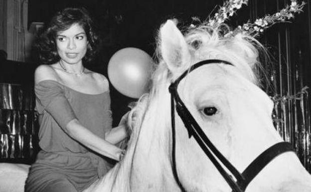 La modelo y esposa de Mick Jagger se subió a un caballo dentro del local el día de su cumpleaños. 