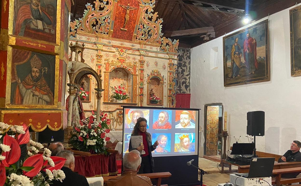 La restauradora y conservadora de bienes culturales Chus Morante explica los detalles de los trabajos. 