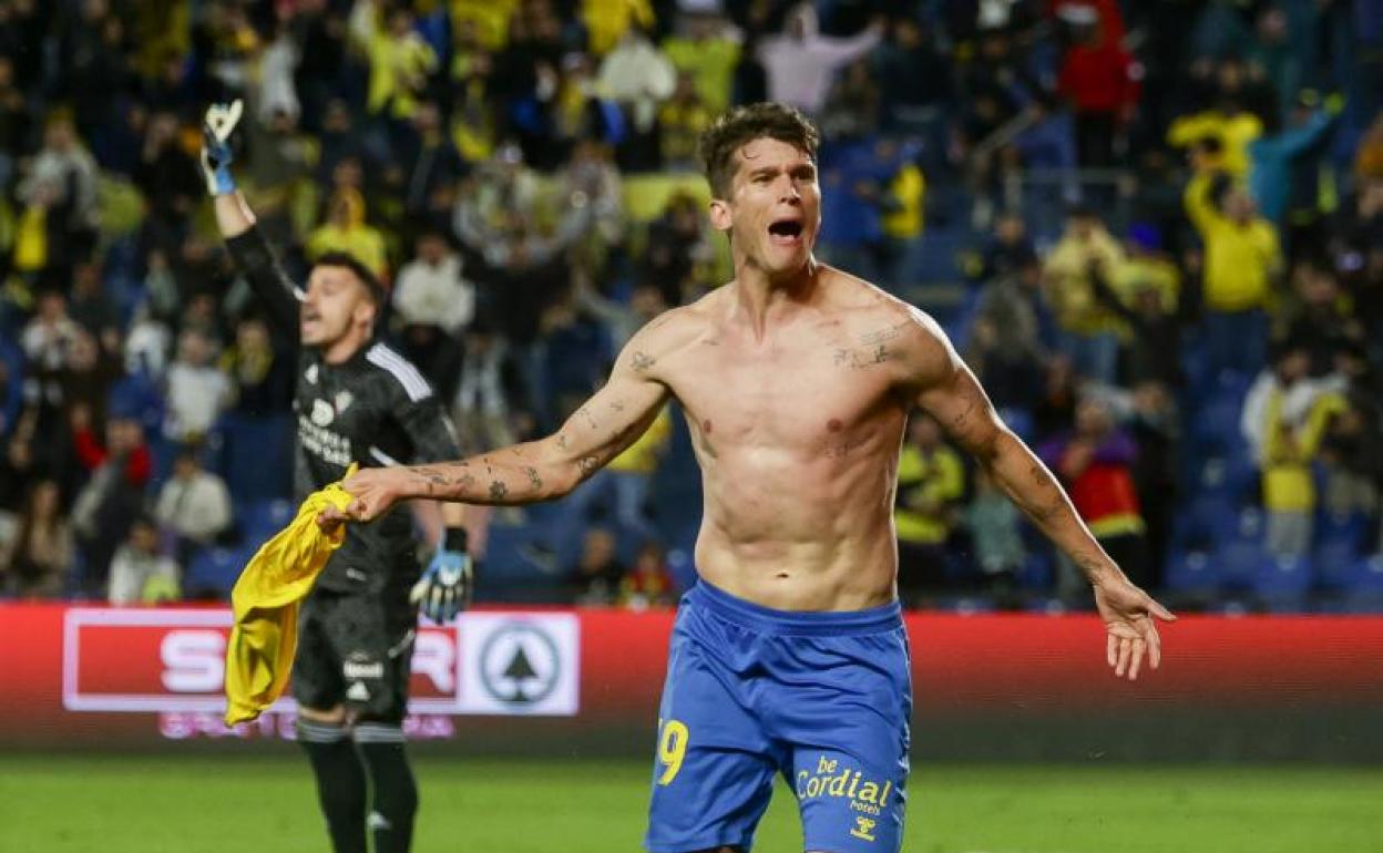 Marc Cardona festeja el gol del triunfo ante el Mirandés. 