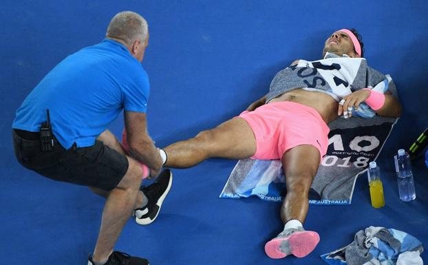 Rafa Nadal tuvo que ser atendido en el partido ante Cilic en el Open de Australia de 2018.