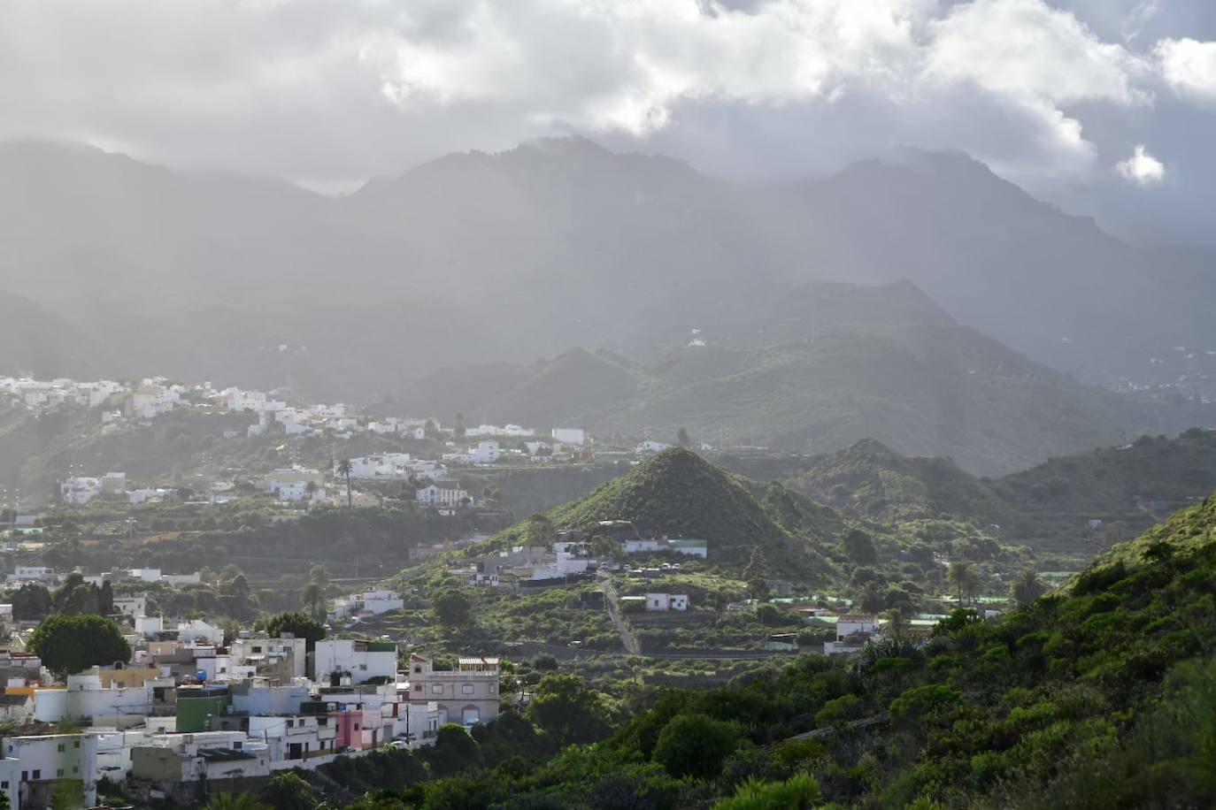 Fotos: El frío asola Gran Canaria, especialmente las zonas de Valsequillo y San Mateo. 