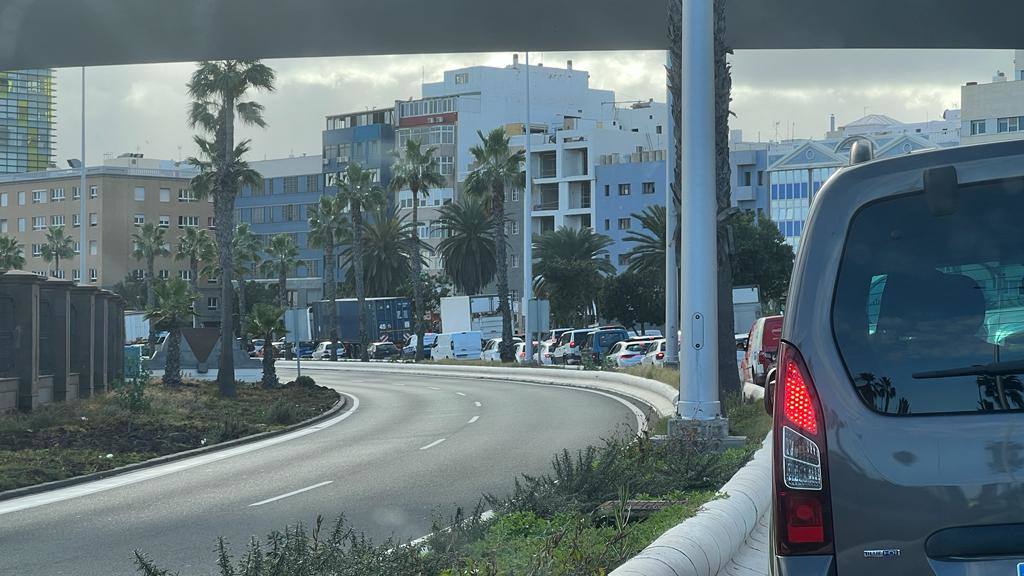 Imagen secundaria 2 - Imágenes del atasco en la Avenida Marítima, por la colisión entre dos vehículos. 
