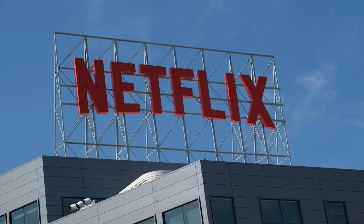 El logo de Netflix en una de las grandes plataformas de streaming 