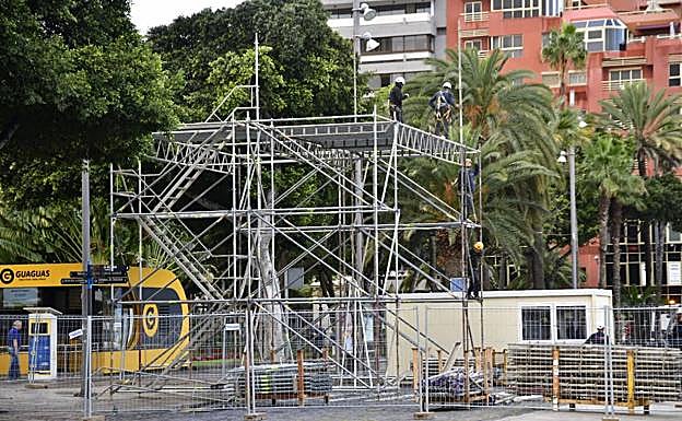 Trabajos de instalación del escenario de la fiesta en Santa Catalina. 