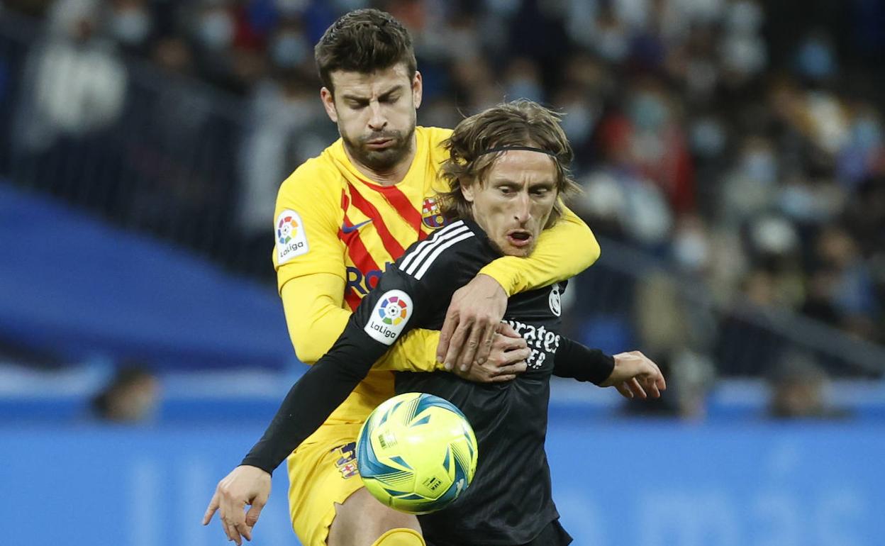 Foto de archivo de Piqué y Modric en un lance del juego en un partido Madrid-Barça. 