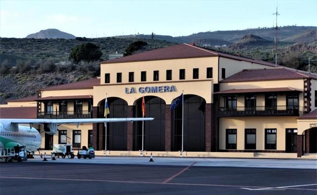 Transportes financiará los vuelos entre La Gomera y Gran Canaria hasta junio