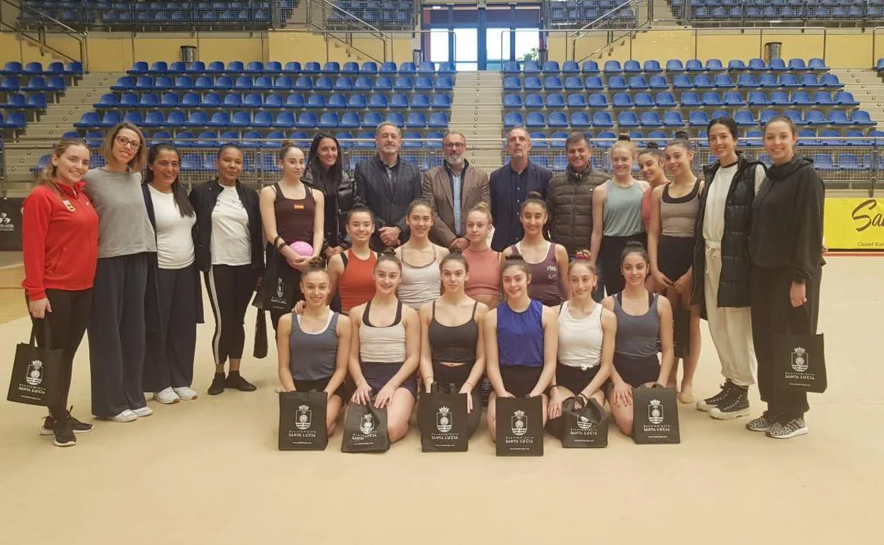 Imagen de las gimnastas con los representantes políticos y deportivos, en Santa Lucía. 