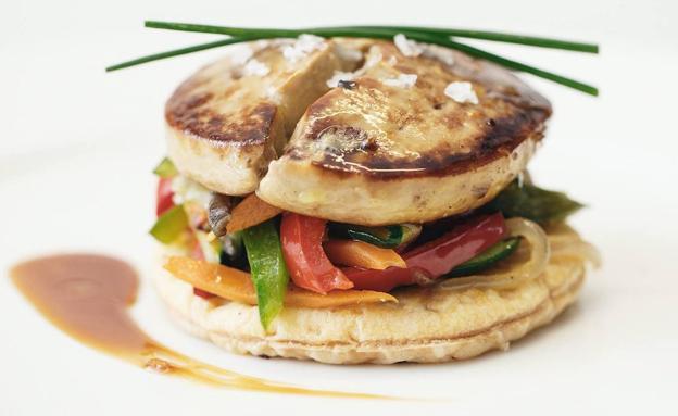 Hojaldre de verduras con foie