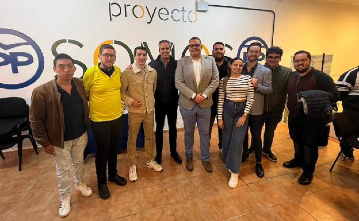 Foto de familia después del acto. Rayco Padilla es el más alto, en el centro del grupo. 