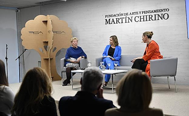 Cecile Rohner, presidenta de honor de la entidad (izq.), conversa con su hija, Evelyn Alonso, presidenta de la misma (dch.). 