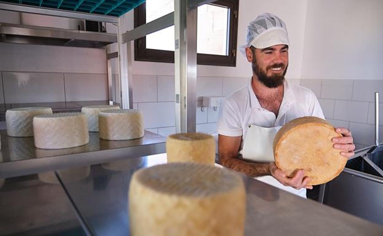Héctor Cabrera González, en su quesería de El Cabezo, en Ampuyenta. 