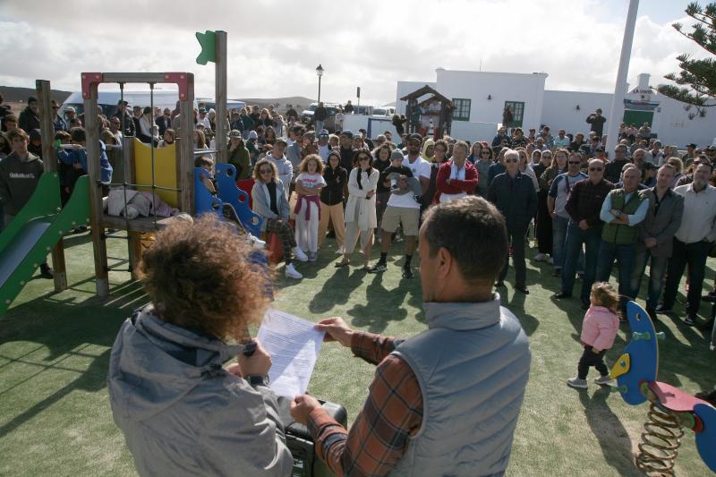Los vecinos de La santa, durante una protesta contra el emisario de salmuera. 