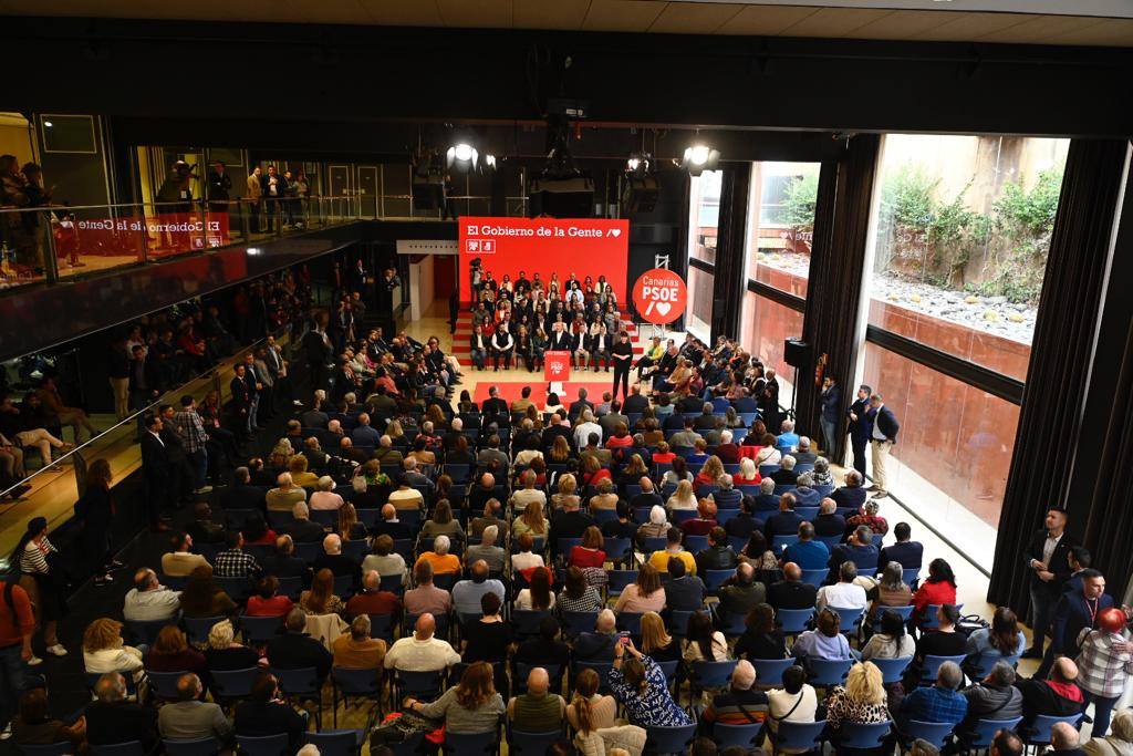 El acto del PSOE liderado por Pedro Sánchez en el Auditorio Alfredo Kraus, en imágenes