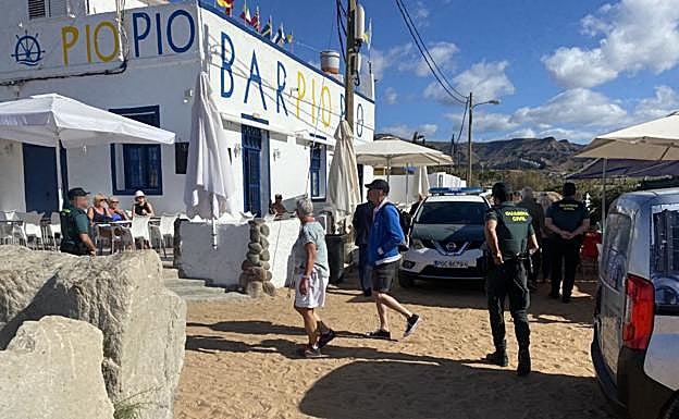 El desahucio se produjo ante la mirada curiosa y sorprendida de los turistas. 