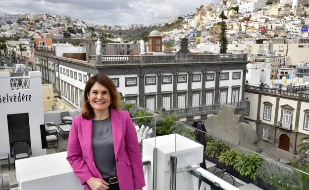 Jimena Delgado, durante la entrevista, con las Casas Consistoriales al fondo. 