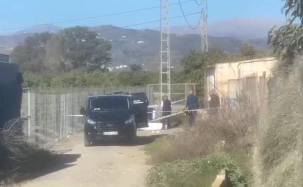 Agentes de la Policía Nacional, la comisión judicial y empleados de la funeraria, en el escenario del crimen. /J.C.