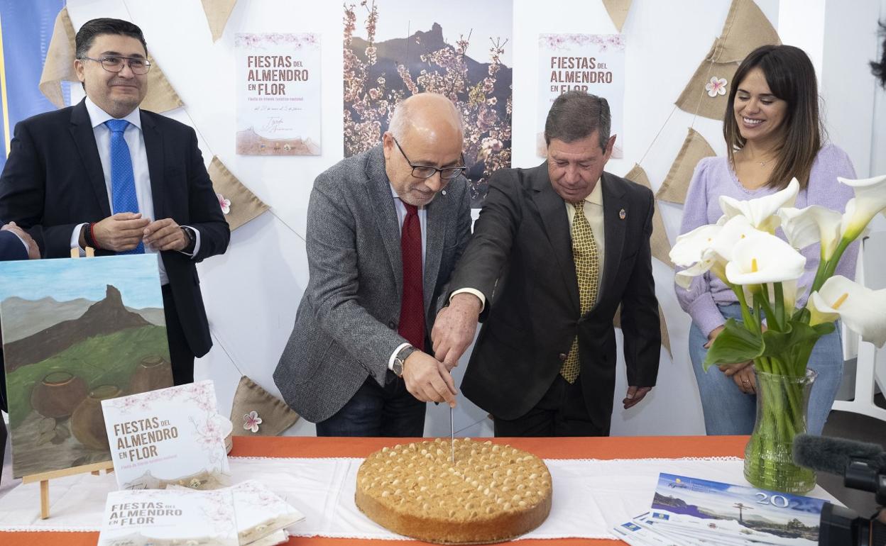 Miguel Ángel Pérez, Antonio Morales, Francisco Perera y María Eugenia Suárez, partiendo turrón de Tejeda. 
