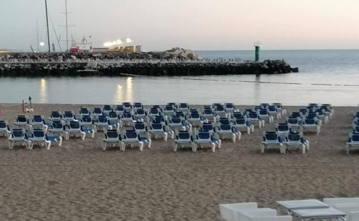 Foto de archivo de hamacas en la playa de Puerto Rico. 