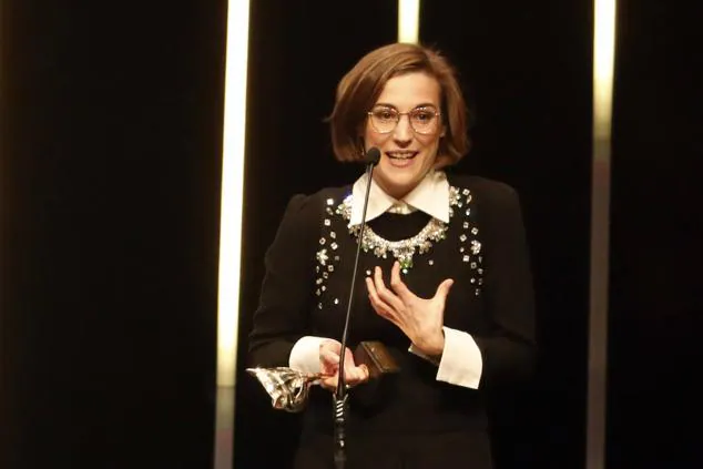 Carla Simón, con el premio a la mejor dirección por 'Alcarràs'.
