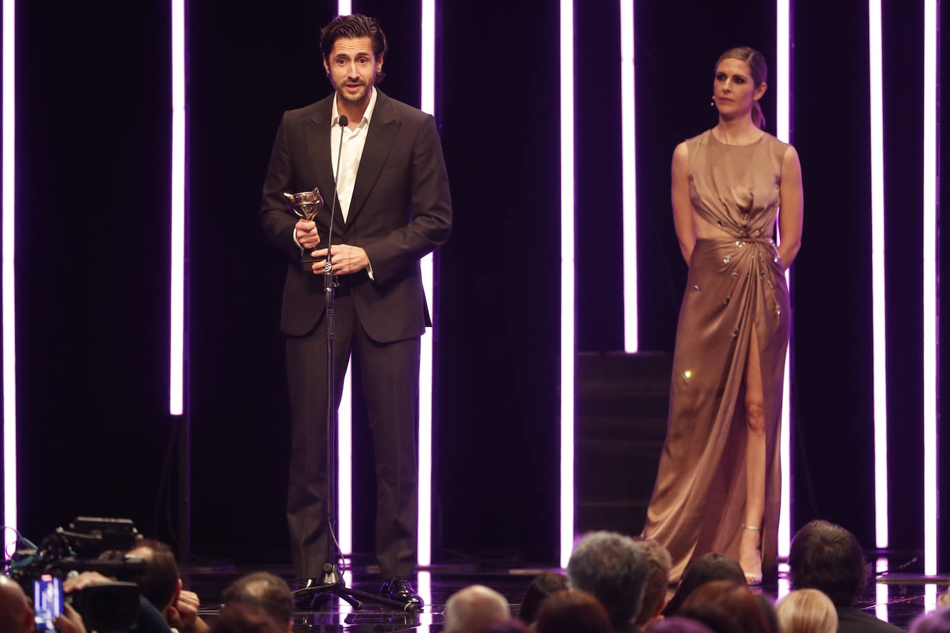 Juan Diego Botto recoge el galardón a mejor actor de una serie por 'No me gusta conducir'.